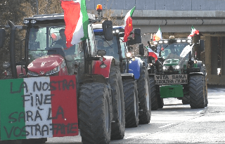 Il "Movimento dei trattori" torna a protestare per difendere l’agricoltura